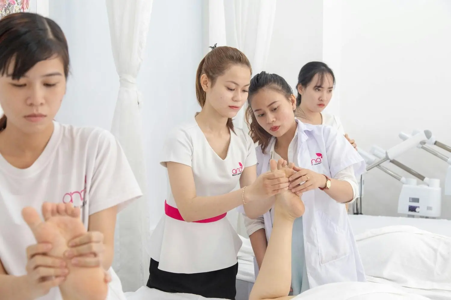 Professional Thai Therapist Giving Massage at Spa in Gulshan 2 Dhaka