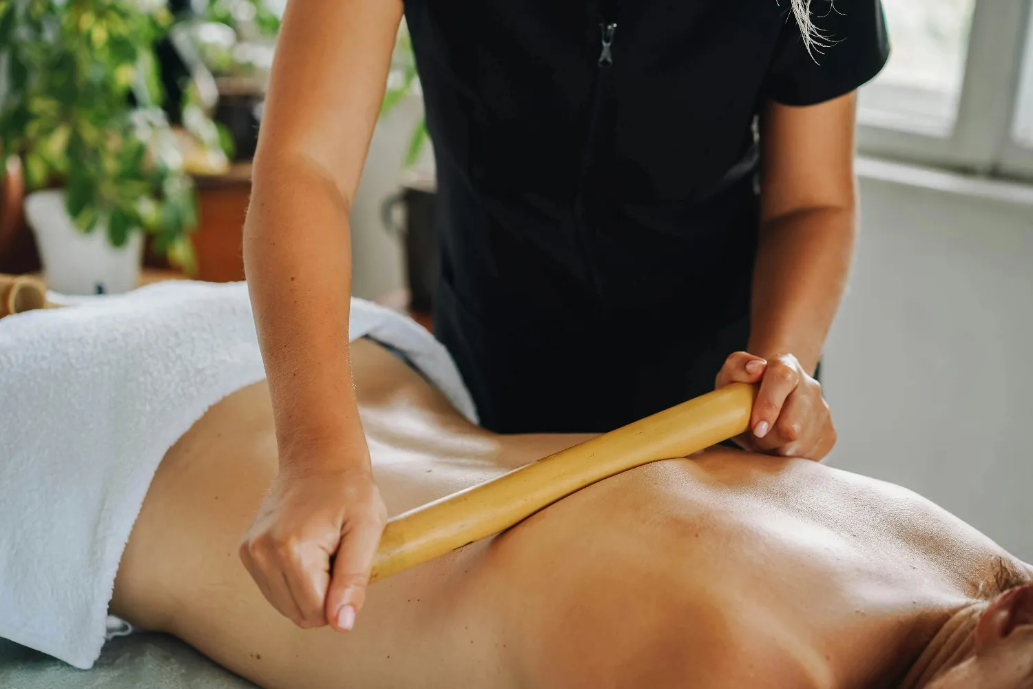 deep tissue massage for back and shoulder comfort Gulshan Royal Thai Spa